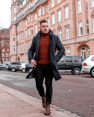 Look alla moda per uomo: Soprabito scozzese grigio scuro, Dolcevita di lana lavorato a maglia arancione, Jeans neri, Stivali chelsea in pelle marroni