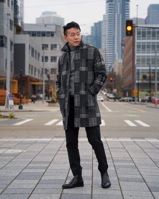 Moda uomo anni 30 quando fa gelo: Indossa un soprabito a quadri grigio scuro con chino neri per un look davvero alla moda. Scegli uno stile classico per le calzature e scegli un paio di stivali chelsea in pelle neri come calzature.