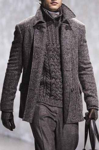 Come indossare e abbinare un maglione con collo a scialle grigio quando fa gelo in modo formale: Metti un maglione con collo a scialle grigio e pantaloni eleganti di lana grigio scuro come un vero gentiluomo.
