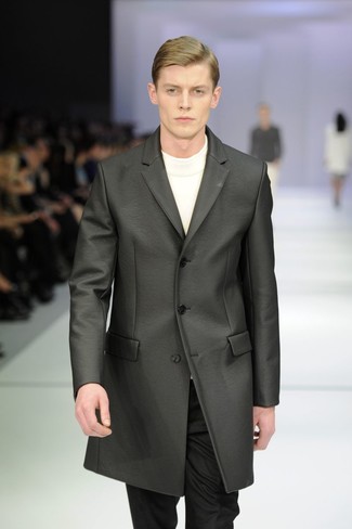 Come indossare e abbinare un soprabito grigio scuro per un uomo di 30 anni: Indossa un soprabito grigio scuro con pantaloni eleganti neri per una silhouette classica e raffinata