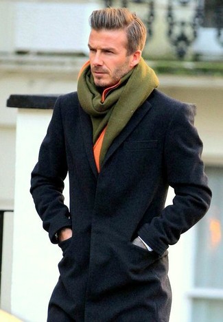 Come indossare e abbinare una sciarpa di lana per un uomo di 40 anni quando fa gelo: Coniuga un soprabito grigio scuro con una sciarpa di lana per un look perfetto per il weekend.