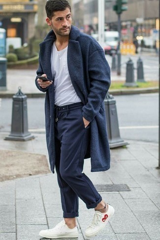 Come indossare e abbinare un cappotto grigio per un uomo di 30 anni in modo casual: Scegli un cappotto grigio e pantaloni sportivi blu scuro per vestirti casual. Scegli uno stile classico per le calzature e prova con un paio di sneakers basse bianche.