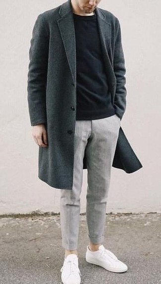 Come indossare e abbinare sneakers basse con una t-shirt manica lunga quando fa gelo: Vestiti con un soprabito grigio scuro e una t-shirt manica lunga nera per un look davvero alla moda.