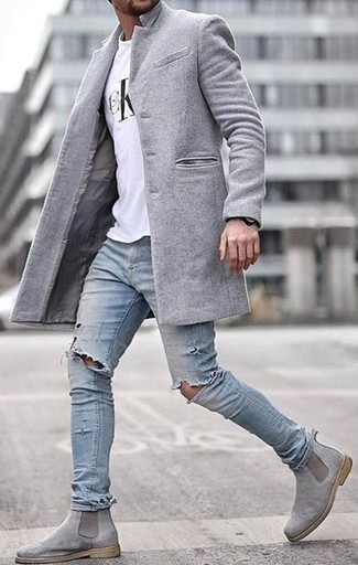 Quale jeans indossare con stivali chelsea grigio scuro: Per un outfit quotidiano pieno di carattere e personalità, metti un soprabito grigio e jeans. Scegli un paio di stivali chelsea grigio scuro come calzature per mettere in mostra il tuo gusto per le scarpe di alta moda.