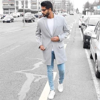 Quale jeans aderenti indossare con sneakers basse bianche e blu quando fa gelo: Indossa un soprabito grigio e jeans aderenti per un look spensierato e alla moda. Per un look più rilassato, calza un paio di sneakers basse bianche e blu.