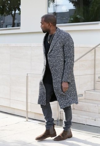 Look di Kanye West: Soprabito grigio, T-shirt girocollo nera, Jeans aderenti grigi, Stivali chelsea in pelle scamosciata marrone scuro