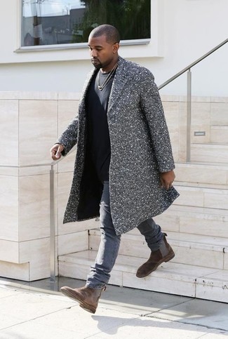 Look di Kanye West: Soprabito a spina di pesce grigio, T-shirt girocollo nera, Jeans grigi, Stivali chelsea in pelle scamosciata marroni