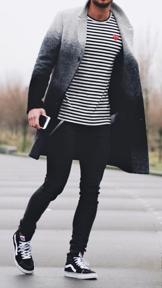 Come indossare e abbinare sneakers alte nere quando fa caldo: Prova ad abbinare un soprabito ombre grigio con jeans aderenti neri per affrontare con facilità la tua giornata. Opta per un paio di sneakers alte nere per un tocco più rilassato.