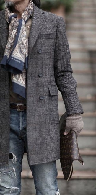 Come indossare e abbinare un soprabito scozzese grigio scuro per un uomo di 30 anni: Potresti abbinare un soprabito scozzese grigio scuro con jeans aderenti strappati blu per un outfit rilassato ma alla moda.