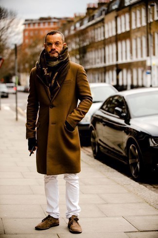 Quale chukka indossare con un soprabito marrone per un uomo di 40 anni in modo smart-casual: Scegli un soprabito marrone e jeans bianchi per un look da sfoggiare sul lavoro. Opta per un paio di chukka per un tocco più rilassato.