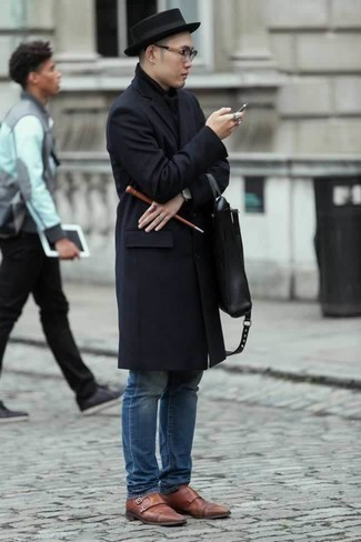 Come indossare e abbinare un soprabito blu scuro con jeans blu per un uomo di 20 anni in modo smart-casual: Metti un soprabito blu scuro e jeans blu, perfetto per il lavoro. Scarpe double monk in pelle marroni daranno lucentezza a un look discreto.