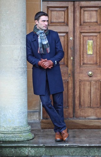 Come indossare e abbinare una sciarpa scozzese blu per un uomo di 30 anni in autunno 2024 in modo smart-casual: Potresti indossare un soprabito blu scuro e una sciarpa scozzese blu per un outfit rilassato ma alla moda. Mostra il tuo gusto per le calzature di alta classe con un paio di stivaletti brogue in pelle marroni. Ecco una eccellente idea per creare il perfetto outfit autunnale.