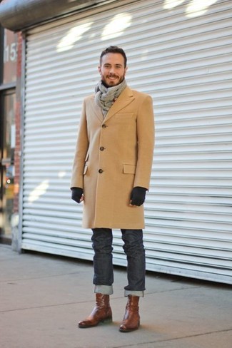 Look alla moda per uomo: Soprabito marrone chiaro, Jeans grigio scuro, Stivali casual in pelle marroni, Sciarpa grigia