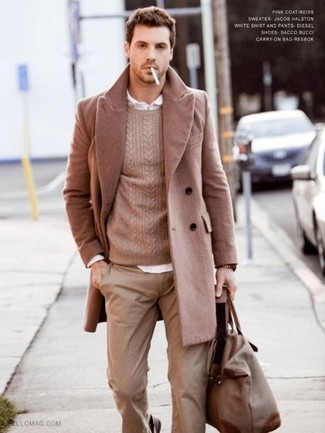 Come indossare e abbinare un borsone di tela marrone per un uomo di 30 anni quando fa freddo in modo smart-casual: Scegli un soprabito marrone chiaro e un borsone di tela marrone per un outfit rilassato ma alla moda.