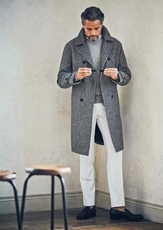 Quale camicia elegante indossare con un soprabito grigio in modo formale: Combina un soprabito grigio con una camicia elegante per un look elegante e di classe. Perfeziona questo look con un paio di mocassini eleganti in pelle neri.