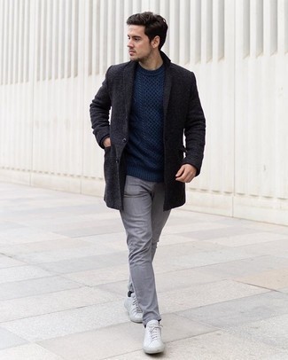 Come indossare e abbinare jeans grigi in primavera 2024: Indossa un soprabito grigio scuro con jeans grigi per un drink dopo il lavoro. Per un look più rilassato, calza un paio di sneakers basse di tela bianche. Una fantastica idea per questa stagione primaverile!