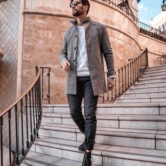 Come indossare e abbinare jeans grigio scuro quando fa freddo: Scegli un outfit composto da un soprabito grigio e jeans grigio scuro per un look da sfoggiare sul lavoro. Stivali casual in pelle neri sono una buona scelta per completare il look.