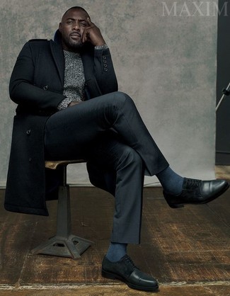 Look di Idris Elba: Soprabito nero, Maglione a trecce grigio, Pantaloni eleganti neri, Scarpe derby in pelle nere