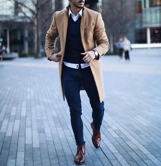 Quale jeans aderenti indossare con un soprabito marrone chiaro: Mostra il tuo stile in un soprabito marrone chiaro con jeans aderenti per vestirti casual. Perfeziona questo look con un paio di chukka in pelle marroni.
