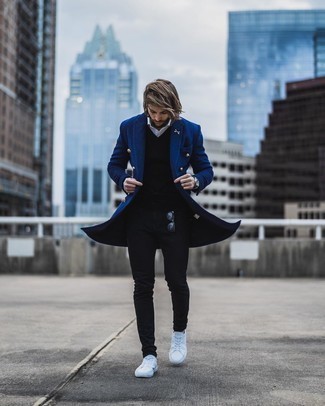 Quale maglione con scollo a v indossare con un soprabito blu scuro: Indossa un soprabito blu scuro e un maglione con scollo a v, perfetto per il lavoro. Non vuoi calcare troppo la mano con le scarpe? Prova con un paio di sneakers basse di tela bianche per la giornata.