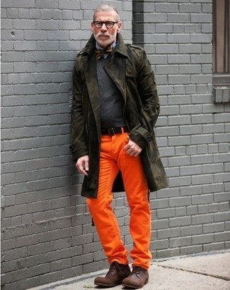Come indossare e abbinare un soprabito con stivali casual per un uomo di 50 anni: Scegli un outfit composto da un soprabito e chino arancioni per un look da sfoggiare sul lavoro. Stivali casual sono una splendida scelta per completare il look.