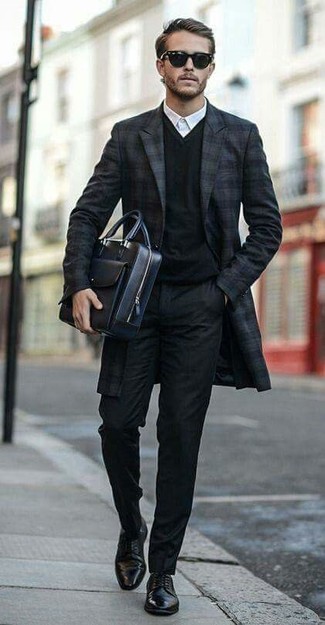 Quale scarpe derby indossare con pantaloni eleganti neri per un uomo di 30 anni: Scegli uno stile classico in un soprabito scozzese blu scuro e pantaloni eleganti neri. Scarpe derby sono una splendida scelta per completare il look.