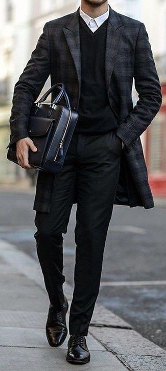 Quale maglione con scollo a v indossare con scarpe derby nere per un uomo di 30 anni in modo formale: Punta su un maglione con scollo a v e pantaloni eleganti neri per un look elegante e di classe. Scarpe derby nere sono una valida scelta per completare il look.