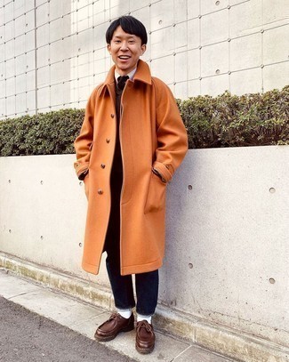 Come indossare e abbinare un cappotto arancione: Opta per un cappotto arancione e jeans blu scuro per un look davvero alla moda. Ti senti creativo? Completa il tuo outfit con un paio di chukka in pelle marroni.