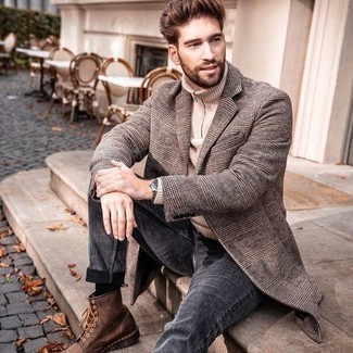 Come indossare e abbinare un soprabito scozzese grigio scuro: Abbina un soprabito scozzese grigio scuro con jeans grigio scuro per un look davvero alla moda. Stivali casual in pelle marroni sono una eccellente scelta per completare il look.