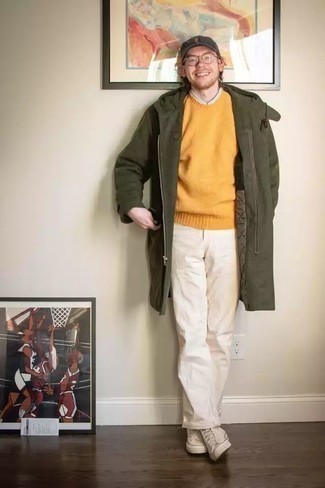 Look alla moda per uomo: Soprabito verde oliva, Maglione girocollo arancione, Camicia a maniche corte bianca, Chino bianchi