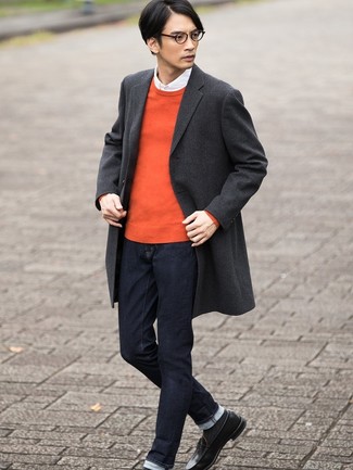 Come indossare e abbinare un maglione girocollo arancione per un uomo di 30 anni quando fa gelo in modo smart-casual: Abbina un maglione girocollo arancione con jeans blu scuro per un outfit comodo ma studiato con cura. Un bel paio di mocassini eleganti in pelle neri è un modo semplice di impreziosire il tuo look.
