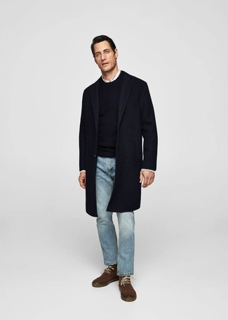 Quale soprabito indossare con chukka marroni quando fa freddo: Mostra il tuo stile in un soprabito con jeans azzurri per un look davvero alla moda. Se non vuoi essere troppo formale, scegli un paio di chukka marroni come calzature.
