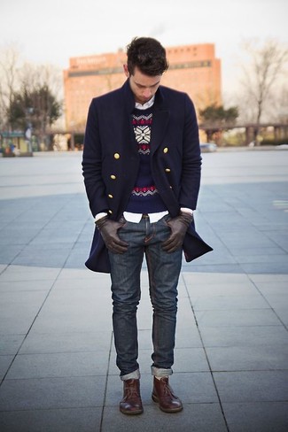 Quale jeans indossare con un maglione girocollo blu scuro e bianco: Potresti combinare un maglione girocollo blu scuro e bianco con jeans per affrontare con facilità la tua giornata. Chukka in pelle marrone scuro sono una gradevolissima scelta per completare il look.