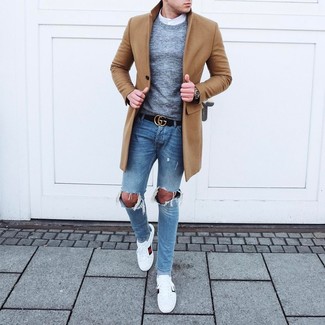 Quale jeans indossare con un soprabito beige: Potresti indossare un soprabito beige e jeans per un look trendy e alla mano. Per un look più rilassato, scegli un paio di sneakers basse in pelle stampate bianche.