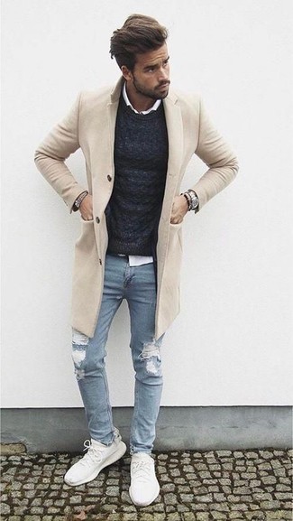 Quale jeans indossare con un soprabito beige per un uomo di 20 anni: Prova a combinare un soprabito beige con jeans per un look semplice, da indossare ogni giorno. Per distinguerti dagli altri, scegli un paio di scarpe sportive bianche.