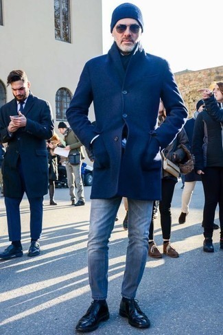 Come indossare e abbinare jeans azzurri per un uomo di 40 anni in autunno 2024 in modo smart-casual: Scegli un outfit composto da un soprabito blu e jeans azzurri per un look davvero alla moda. Opta per un paio di scarpe derby in pelle nere per dare un tocco classico al completo. Una stupenda scelta per essere cool e perfettamente alla moda anche in autunno.