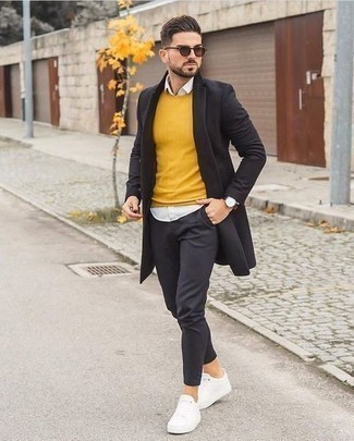 Look alla moda per uomo: Soprabito nero, Maglione girocollo senape, Camicia a maniche lunghe bianca, Chino grigio scuro