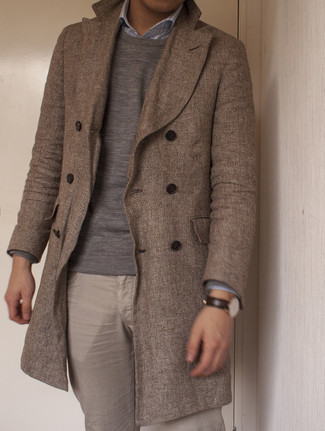 Come indossare e abbinare un maglione girocollo grigio: Combina un maglione girocollo grigio con jeans beige per un look trendy e alla mano.