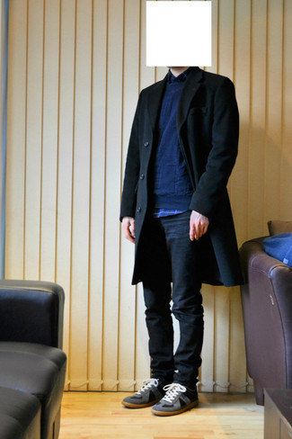 Quale maglione girocollo indossare con un soprabito nero per un uomo di 30 anni: Prova ad abbinare un soprabito nero con un maglione girocollo per un look davvero alla moda. Per un look più rilassato, mettiti un paio di sneakers basse in pelle scamosciata grigie.