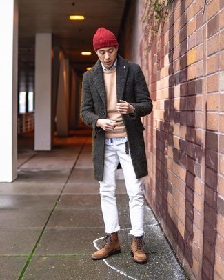 Come indossare e abbinare un soprabito grigio per un uomo di 20 anni in modo smart-casual: Metti un soprabito grigio e jeans bianchi, perfetto per il lavoro. Stivali casual in pelle scamosciata marroni sono una gradevolissima scelta per completare il look.