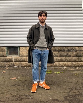 Quale jeans indossare con scarpe sportive arancioni quando fa freddo in modo smart-casual: L'abbinamento di un soprabito verde scuro con jeans è una scelta perfetta per una giornata in ufficio. Per distinguerti dagli altri, prova con un paio di scarpe sportive arancioni.