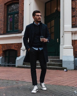 Quale maglione girocollo indossare con sneakers alte grigie quando fa freddo: Opta per un maglione girocollo e chino neri per un look semplice, da indossare ogni giorno. Opta per un paio di sneakers alte grigie per avere un aspetto più rilassato.