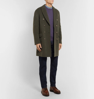 Look alla moda per uomo: Soprabito verde oliva, Maglione girocollo viola, Camicia a maniche lunghe in chambray azzurra, Jeans blu scuro