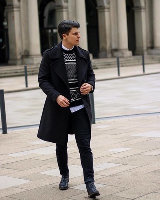 Come indossare e abbinare un cappotto nero: Potresti indossare un cappotto nero e jeans neri per un look davvero alla moda. Scegli un paio di stivali casual in pelle neri per dare un tocco classico al completo.