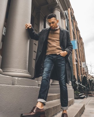 Quale jeans indossare con un maglione girocollo terracotta: Prova ad abbinare un maglione girocollo terracotta con jeans per affrontare con facilità la tua giornata. Scegli un paio di scarpe derby in pelle marrone scuro come calzature per dare un tocco classico al completo.