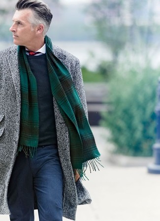 Come indossare e abbinare una sciarpa scozzese verde scuro per un uomo di 30 anni quando fa freddo in modo formale: Prova ad abbinare un soprabito grigio con una sciarpa scozzese verde scuro per un outfit rilassato ma alla moda.