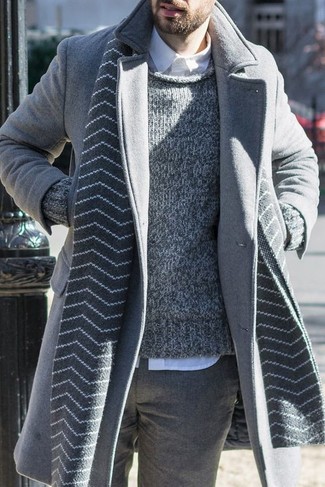 Come indossare e abbinare un maglione girocollo grigio con un soprabito grigio scuro per un uomo di 30 anni quando fa freddo in modo formale: Abbina un soprabito grigio scuro con un maglione girocollo grigio per un look elegante ma non troppo appariscente.