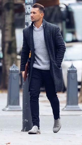 Look alla moda per uomo: Soprabito nero, Maglione girocollo grigio, Camicia elegante bianca, Chino neri