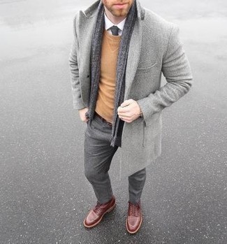 Quale stivali casual indossare con un soprabito grigio quando fa freddo: Coniuga un soprabito grigio con chino grigi, perfetto per il lavoro. Completa questo look con un paio di stivali casual.