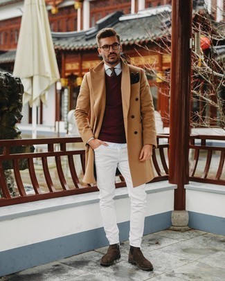 Look alla moda per uomo: Soprabito marrone chiaro, Maglione girocollo bordeaux, Camicia elegante bianca, Jeans bianchi